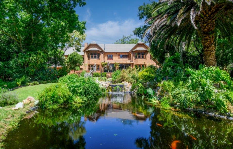 Luxury Living in Zwaanswyk – A Prestigious Constantia Home