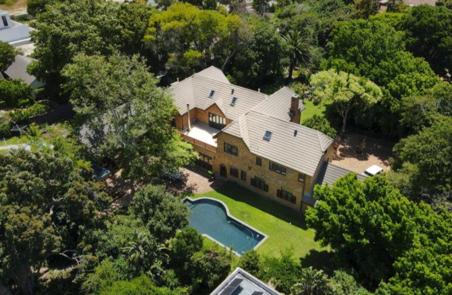 Luxury Living in Zwaanswyk – A Prestigious Constantia Home