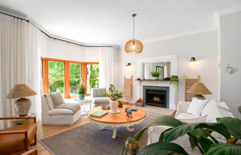 Luxury Living in Zwaanswyk – A Prestigious Constantia Home