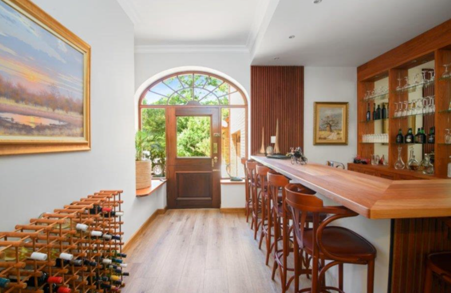 Luxury Living in Zwaanswyk – A Prestigious Constantia Home