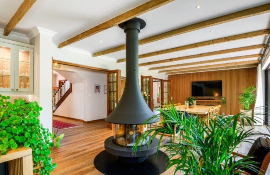 Luxury Living in Zwaanswyk – A Prestigious Constantia Home