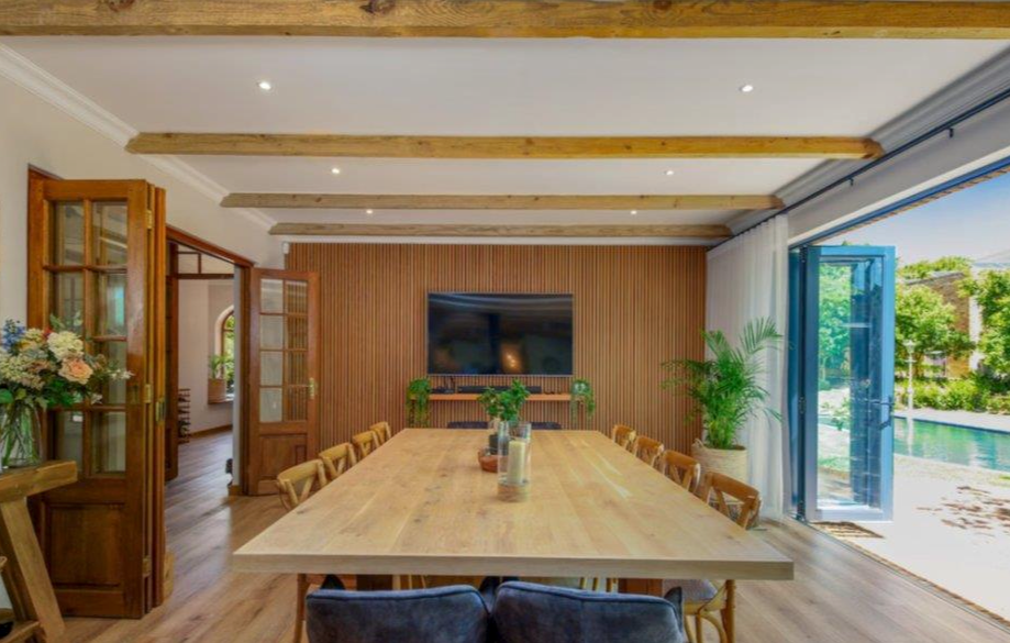 Luxury Living in Zwaanswyk – A Prestigious Constantia Home