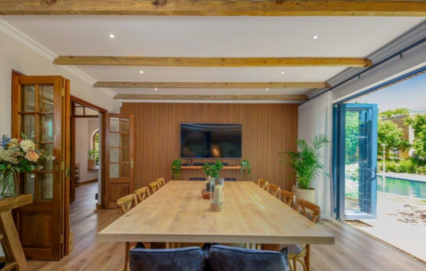 Luxury Living in Zwaanswyk – A Prestigious Constantia Home
