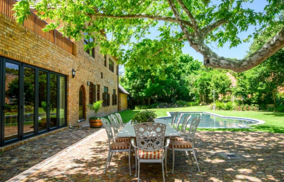 Luxury Living in Zwaanswyk – A Prestigious Constantia Home