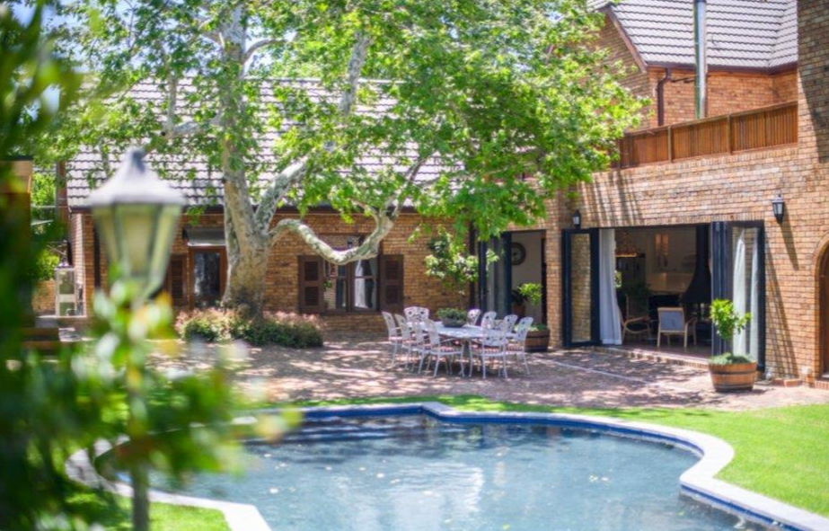 Luxury Living in Zwaanswyk – A Prestigious Constantia Home