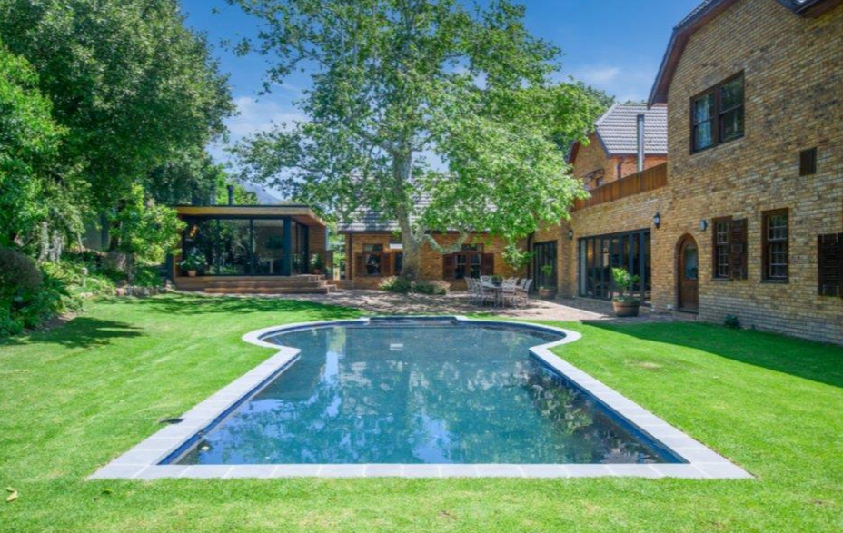 Luxury Living in Zwaanswyk – A Prestigious Constantia Home