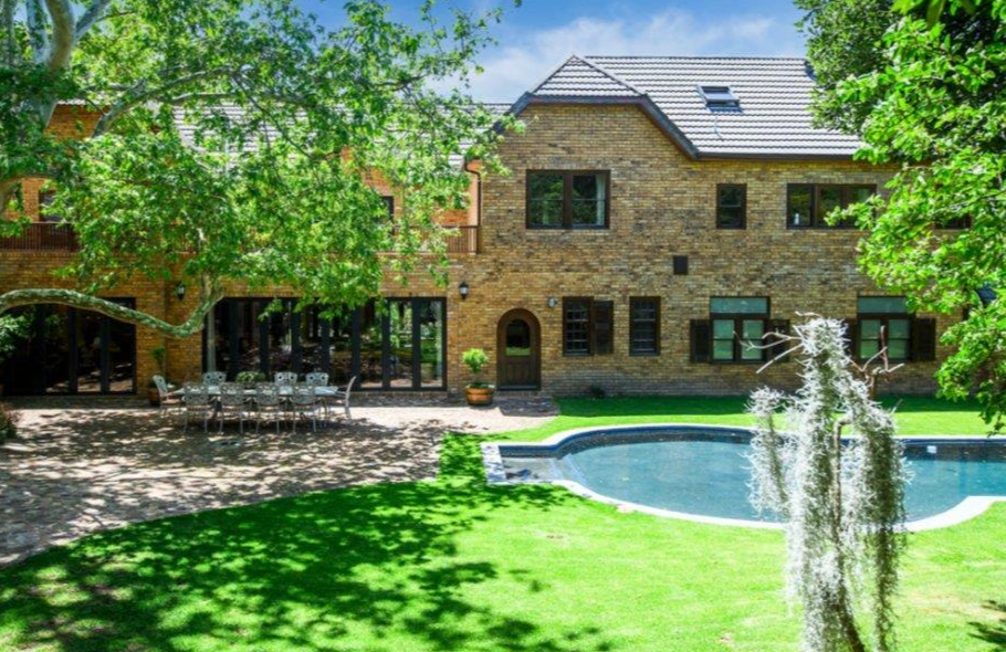 Luxury Living in Zwaanswyk – A Prestigious Constantia Home