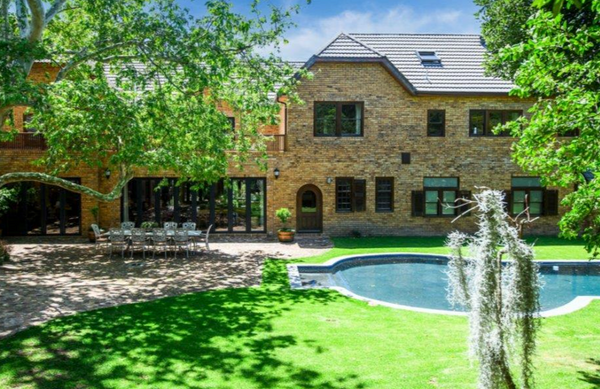 Luxury Living in Zwaanswyk – A Prestigious Constantia Home