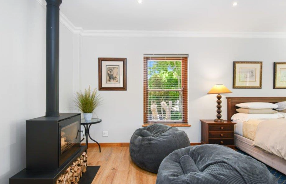 Luxury Living in Zwaanswyk – A Prestigious Constantia Home