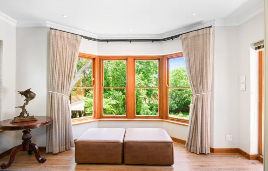 Luxury Living in Zwaanswyk – A Prestigious Constantia Home