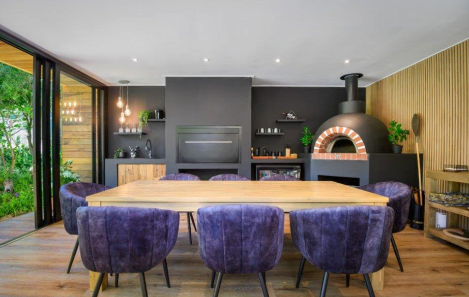 Luxury Living in Zwaanswyk – A Prestigious Constantia Home