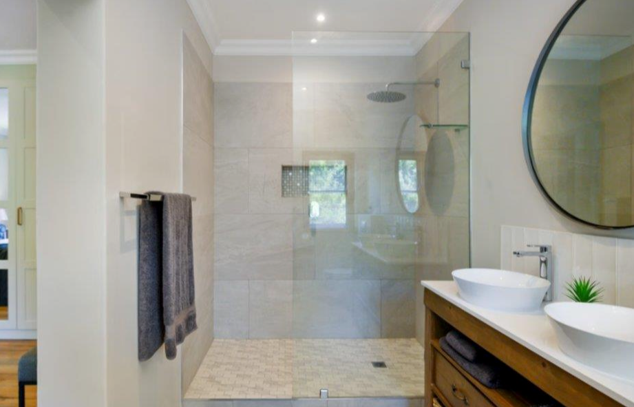 Luxury Living in Zwaanswyk – A Prestigious Constantia Home