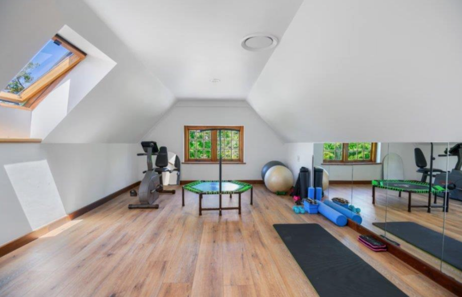 Luxury Living in Zwaanswyk – A Prestigious Constantia Home