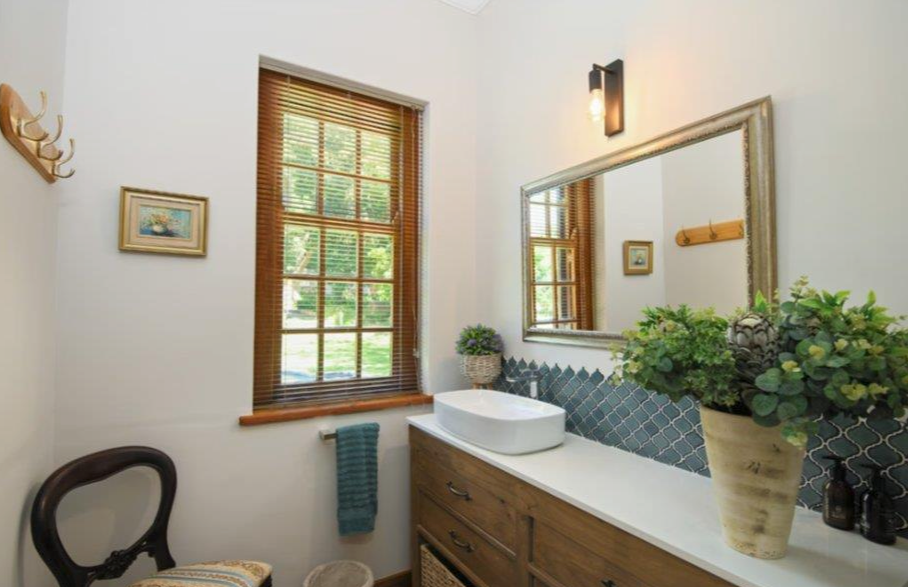 Luxury Living in Zwaanswyk – A Prestigious Constantia Home