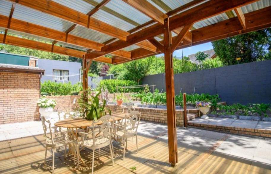 Luxury Living in Zwaanswyk – A Prestigious Constantia Home