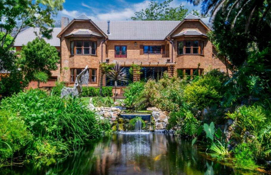 Luxury Living in Zwaanswyk – A Prestigious Constantia Home