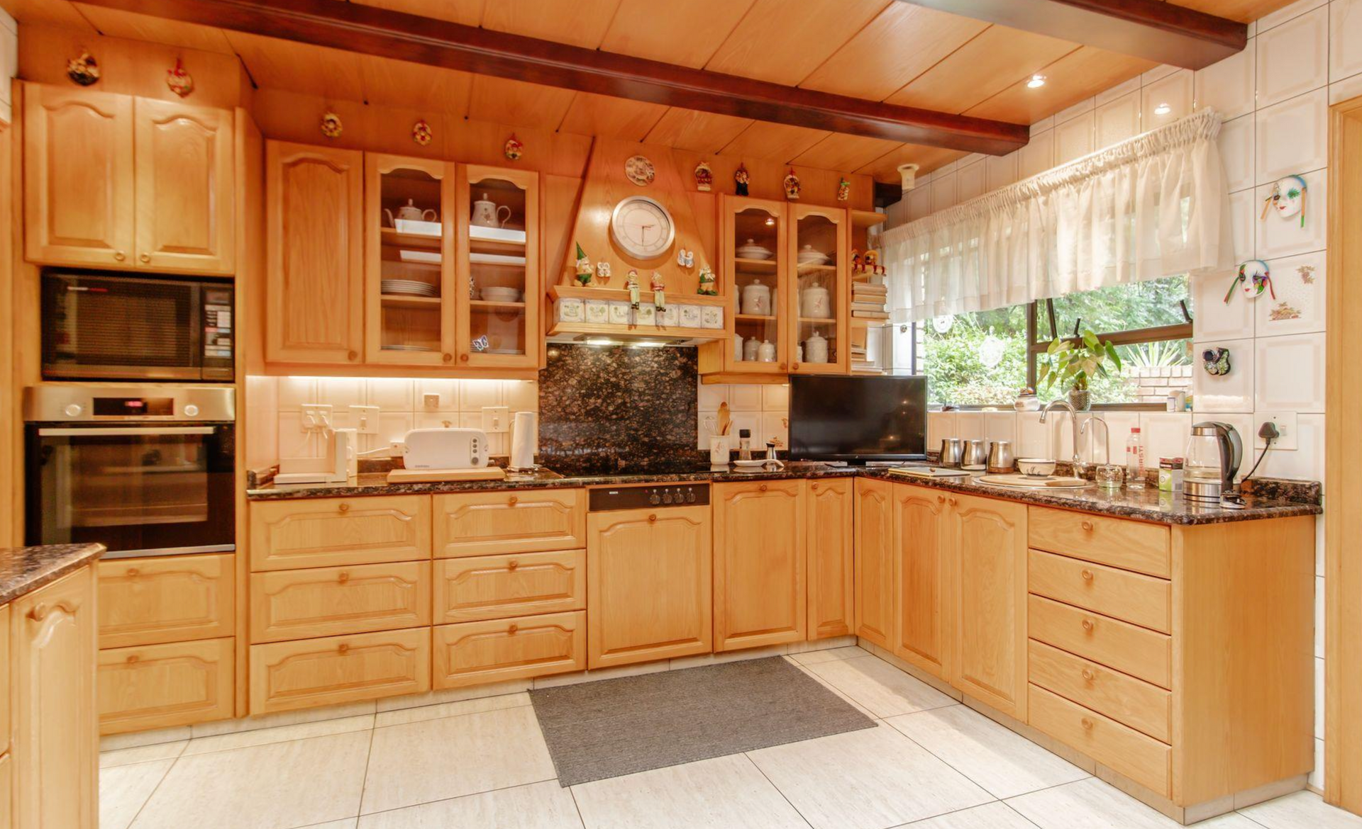 4 Bedroom Family Home in Secure Boomed Area in Bedfordview