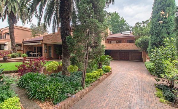 4 Bedroom Family Home in Secure Boomed Area in Bedfordview