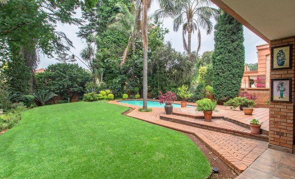 4 Bedroom Family Home in Secure Boomed Area in Bedfordview