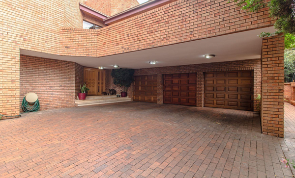 4 Bedroom Family Home in Secure Boomed Area in Bedfordview